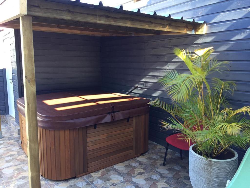 Nicole Residence Avec Piscine Chauffee & Jacuzzi Saint-André Eksteriør bilde