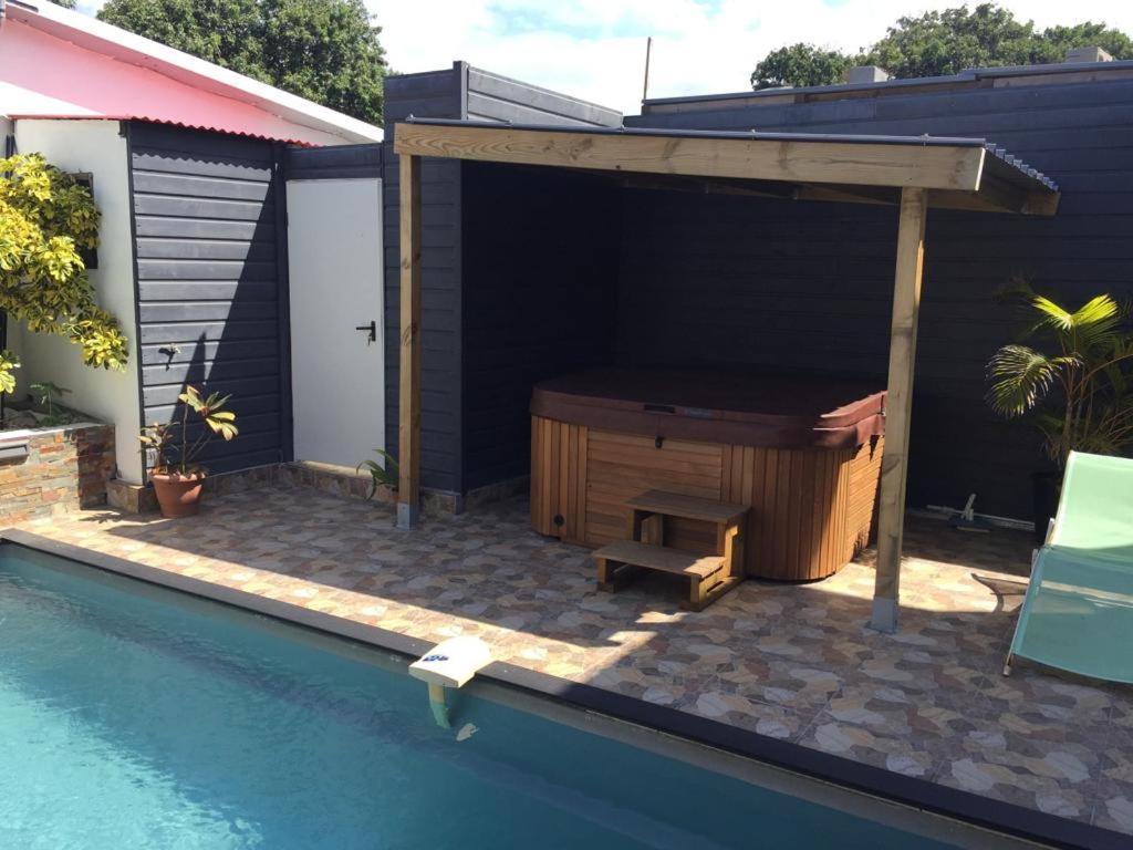 Nicole Residence Avec Piscine Chauffee & Jacuzzi Saint-André Eksteriør bilde